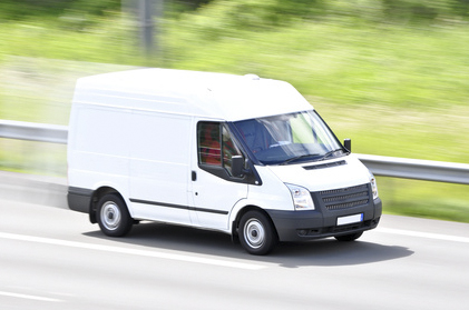 Ein weißer Transporter auf der Autobahn.