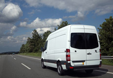 Weißer Lieferwagen von hinten auf der Autobahn.